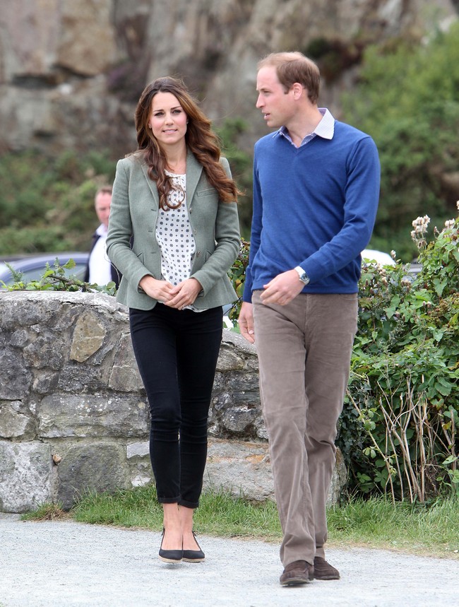 Anggota kerajaan biasanya akan memilih mengenakan busana rancangan desainer ternama atau yang dekat dengan kalangan istana. Namun Kate Middleton tampil lebih merakyat. Ia beberapa kali terlihat memakai baju dari koleksi Zara dan GAP. Salah satunya skinny jeans yang ia kenakan ini. Foto: Getty Images