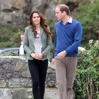 Anggota kerajaan biasanya akan memilih mengenakan busana rancangan desainer ternama atau yang dekat dengan kalangan istana. Namun Kate Middleton tampil lebih merakyat. Ia beberapa kali terlihat memakai baju dari koleksi Zara dan GAP. Salah satunya skinny jeans yang ia kenakan ini. Foto: Getty Images