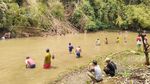 Foto: Jagoan! Tradisi Tangkap Ikan Pakai Tangan Kosong di Ciamis