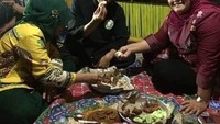 Serunya momen makan Neneng ini. Wanita kelahiran 23 Juli 1980 ini makan sepiring bertiga. Makan ramai-ramai memang seru, apalagi makannya pakai tangan langsung. Foto: instagram @nenenghasanahyasin