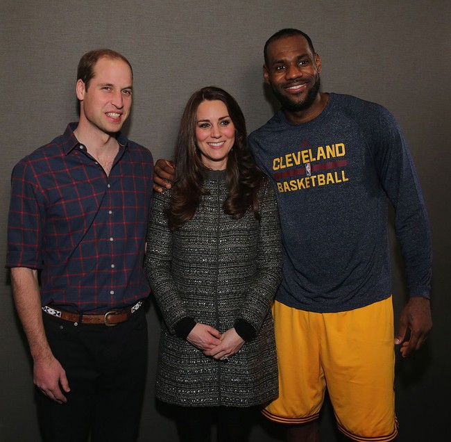 Untuk kali ini sebenarnya bukan Kate Middleton yang melanggar protokol istana. Saat Kate Middleton dan Pangeran William berfoto bersama legenda basket LeBron James pada Desember 2014, tampak sang atlet merangkul bahu Sang Duchess. Ternyata pose tersebut tidak diperbolehkan dilakukan pada kalangan istana dan Kate pun tetap tersenyum dan berpose dengan tenang. Foto: Getty Images