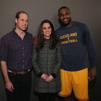 Untuk kali ini sebenarnya bukan Kate Middleton yang melanggar protokol istana. Saat Kate Middleton dan Pangeran William berfoto bersama legenda basket LeBron James pada Desember 2014, tampak sang atlet merangkul bahu Sang Duchess. Ternyata pose tersebut tidak diperbolehkan dilakukan pada kalangan istana dan Kate pun tetap tersenyum dan berpose dengan tenang. Foto: Getty Images
