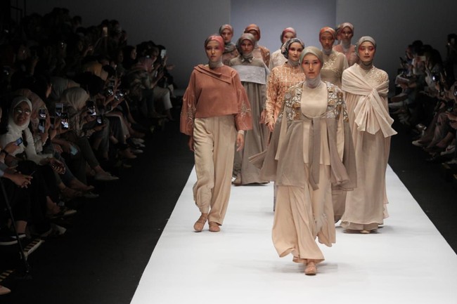 Demam Korea tampaknya makin meningkat di Indonesia. Semakin banyak mengagumi keindahan budaya negeri gingseng tersebut. Terlihat dari deretan busana brand busana muslim yang mengangkat tema Korea dalam koleksi Jakarta Fashion Week (JFW) 2019. Foto: Dok. KAMI