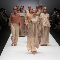 Demam Korea tampaknya makin meningkat di Indonesia. Semakin banyak mengagumi keindahan budaya negeri gingseng tersebut. Terlihat dari deretan busana brand busana muslim yang mengangkat tema Korea dalam koleksi Jakarta Fashion Week (JFW) 2019. Foto: Dok. KAMI