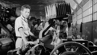 Sebagian pemuda memilih bekerja di pabrik tekstil di Bandung, Jawa Barat sekitar tahun 1955. Waktu itu pabrik tersebut sudah menggunakan alat tenun listrik. Three Lions/Getty Images.