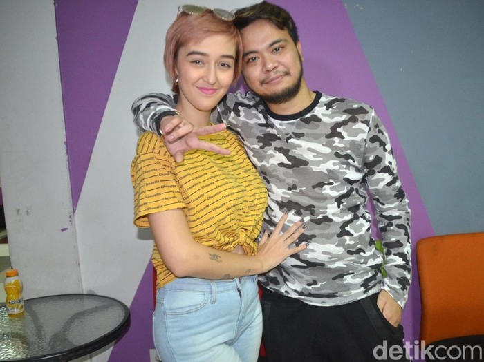 Reza SMASH Reza SMASH dan kekasihnya Fabiola saat mengisi acara Rumpi: No Secret.