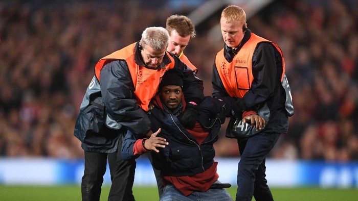 MANCHESTER, ENGLAND - OCTOBER 23:  Stewards tackle a pitch invader during the Group H match of the UEFA Champions League between Manchester United and Juventus at Old Trafford on October 23, 2018 in Manchester, United Kingdom.  (Photo by Laurence Griffiths/Getty Images)