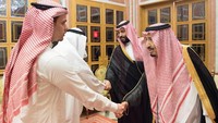 Putra Khashoggi juga terlihat menatap wajah Raja Salman saat bersalaman dengan orang nomor satu di Kerajaan Saudi ini. Foto: Bandar Algaloud/Courtesy of Saudi Royal Court/Handout via REUTERS
