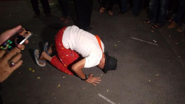 Aktivis sujud syukur di pendopo Cirebon pasca OTT KPK terhadap Bupati Cirebon Sunjaya, Rabu (24/10/2018)
