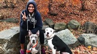 Pose dua jari bersama dua anjing kesayangannya di Central Park Manhattan. (archanaakilkumar/Instagram)