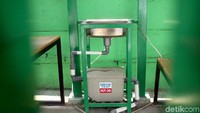 Sejumlah wastafel telah tersedia di trotoar untuk PKL tersebut.