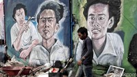 Lukisan sejumlah tokoh nasional maupun dunia tampak menghiasi dinding-dinding jalan.
