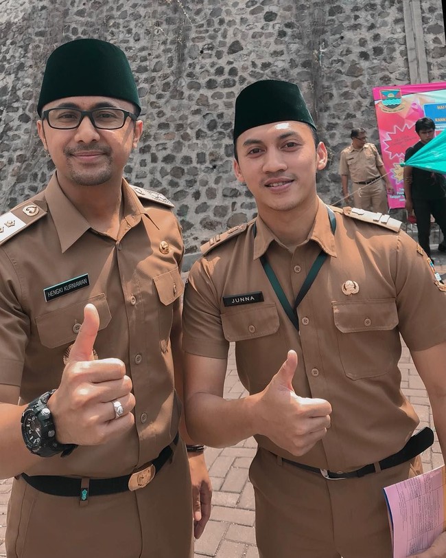 Mengenakan seragam PNS dan berfoto bersama dengan Wakil Bupati Bandung Barat Hengki Kurniawan. Ganteng mana? Foto: Instagram @junnaaditya_mr
