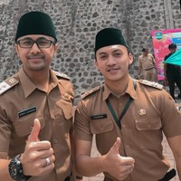 Mengenakan seragam PNS dan berfoto bersama dengan Wakil Bupati Bandung Barat Hengki Kurniawan. Ganteng mana? Foto: Instagram @junnaaditya_mr