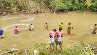 Sebelum Ngawide dilaksanakan, para warga berdoa bersama agar diberi keselamatan, supaya saat pelaksanaan tidak ada yang tenggelam, semua selamat. (Dadang/detikTravel)