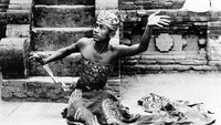 Seorang pemuda menarikan tarian khas Bali pada tahun 1925. Pementasan itu dilakukan dalam rangka melestarian budaya Bali. Three Lions / Getty Images