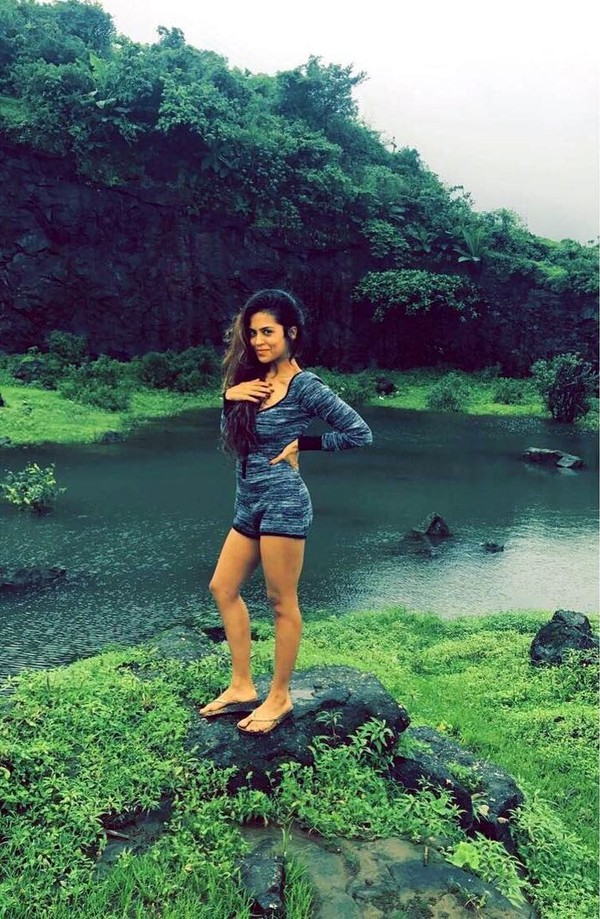 Kalau soal jalan-jalan, Sana sepertinya lebih suka yang bernuansa alami. Nature is my therapy, katanya di Instagram. (Instagram/@sanaofficial) Kalau soal jalan-jalan, Sana sepertinya lebih suka yang bernuansa alami. Nature is my therapy, katanya di Instagram. (Instagram/@sanaofficial)
