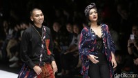 Wah, nyanyi sudah, model sudah, tinggal main film aja nih Marion. Pool/Palevi S/detikFoto.