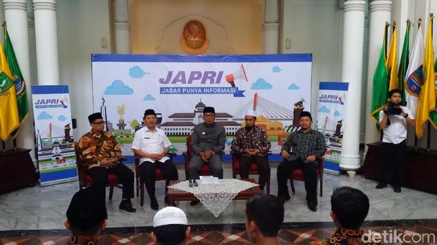 Ridwan Kamil dan Ustaz Adi Hidayat Lepas 8 Calon Ulama ke Turki