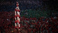 Warga Catalonia Spanyol memiliki tradisi unik dan menarik untuk menyambut datangnya musim gugur. Tradisi itu berupa sebuah kompetisi membuat menara manusia tertinggi yang dikenal juga dengan sebutan kompetisi Castell. Maja Hitij/Getty Images.