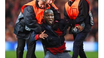 Lukaku digambarkan sebagai orang yang menginvasi pertandingan dan tidak berpengaruh sama sekali terhadap permainan MU. Foto: istimewa