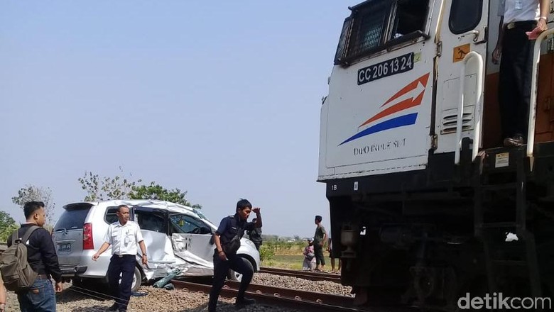 1 dari 5 Korban Mobil Terseret KA Ranggajati di Nganjuk Meninggal 1 dari 5 Korban Mobil Terseret KA Ranggajati di Nganjuk Meninggal