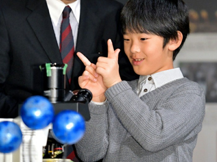 TOKYO - SEPTEMBER 15:  Japans Prince Akishino and his wife Princess Kiko smile at  as they leave a Tokyo hospital with their newborn son Prince Hisahito September 15, 2006 in Tokyo, Japan. Prince Hisahito was born September 6.  (Photo by Itsuo Inouye-Pool/Getty Images)