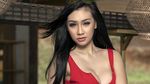 Baju Merah Jangan Sampai Lolos! Terpesona Seksinya Putri Juby
