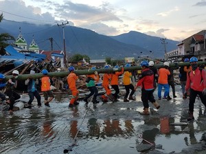 Ribuan Relawan PLN Pulihkan 2.144 Gardu Listrik Palu Pasca Tsunami