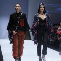 Marion Jola dan Rayi yang tengah hitz dengan lagu duet mereka ‘Jangan’ ikut tampil sebagai model fashion show Anne Avantie di Jakarta Fashion Week 2019. Foto: Mohammad Abduh/Wolipop