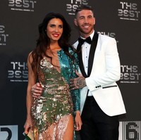 Seperti inilah penampilan memesona Pilar Rubio saat menemani Sergio Ramos menghadiri pesta selebriti atau para atlet. Dia tampil seksi dalam balutan gaun berbelahan dada rendah dan paha tinggi. Foto: Dok. Getty Images