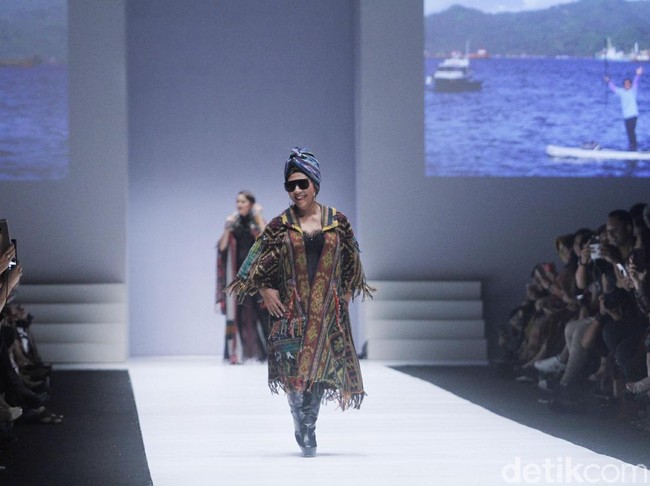 Dan inilah aksi Menteri Susi semalam di JFW 2019. Masih untuk Anne Avantie dalam peragaan bertajuk Badai Pasti Berlalu, ia mendedikasikan penampilan tersebut untuk para nelayan korban gempa dan tsunami di Palu dan Donggala. (Foto: Muhammad Abduh/Wolipop)