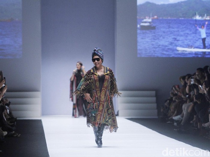 Menteri Kelautan dan Perikanan Susi Pudjiastuti tampil sebagai model fashion show Anne Avantie di Jakarta Fashion Week 2019. Foto: Muhammad Abduh/Wolipop Menteri Kelautan dan Perikanan Susi Pudjiastuti tampil sebagai model fashion show Anne Avantie di Jakarta Fashion Week 2019. Foto: Muhammad Abduh/Wolipop
