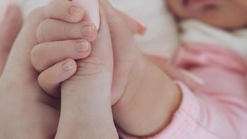 Kembali postingan Kylie Jenner mendapat like yang begitu banyak. Kali ini foto penampilan pertama sang anak, Stormie Webster, mendapat 18 juta likes. Foto: Instagram