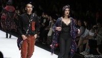 Marion Jola bersama Rayi RAN saat tampil di Jakarta Fashion Week 2019 di Senayan, Jakarta Pusat pada Selasa (23/10). Foto: Palevi S/detikFoto