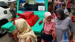 Rombongan Emak-emak Naik Odong-odong ke Deklarasi Gerakan Emas