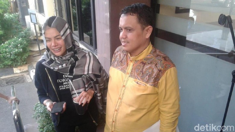Diperiksa 1,5 Jam, Nikita Mirzani Ditanya soal Tuduhan Sam Aliano Diperiksa 1,5 Jam, Nikita Mirzani Ditanya soal Tuduhan Sam Aliano