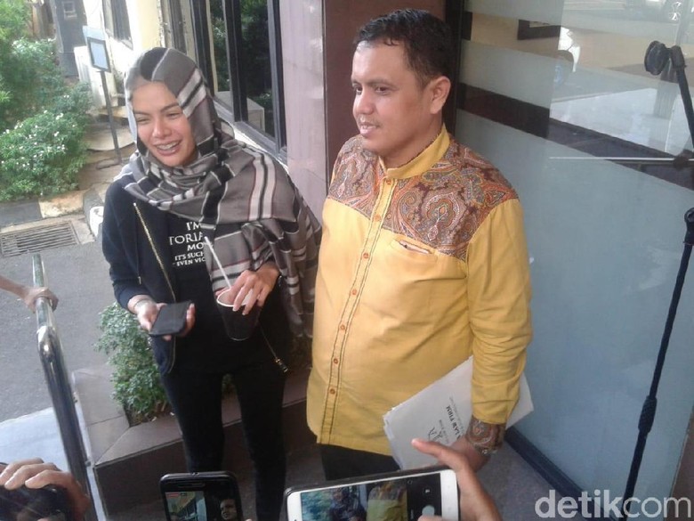 Nikita Mirzani Beberkan Perlakuan Ibu Tiri Dipo yang Benci Dirinya Nikita Mirzani Beberkan Perlakuan Ibu Tiri Dipo yang Benci Dirinya