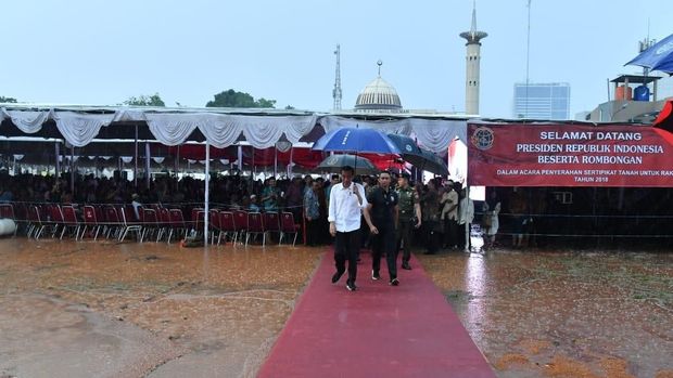 Jokowi meninggalkan lokasi acara.