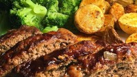 Agar lebih sehat, rolade juga enak dipadukan dengan sayuran brokoli rebus dan baby potato yang digoreng garing seperti buatan @whole_happy. Foto: Instagram