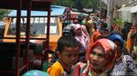 Rombongan Emak-emak Naik Odong-odong ke Deklarasi Gerakan Emas