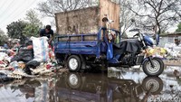 Sejumlah petugas beraktivitas di tempat penampungan sampah sementara, Sunter, Jakarta Utara.