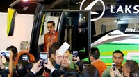 Selain membuka acara, Jokowi pun berkeliling pameran yang menampilkan 300 produk dan jasa yang dibagi kedalam 8 zona tersebut. Salah satunya Jokowi tampak mengunjungi area Bus Laksana.