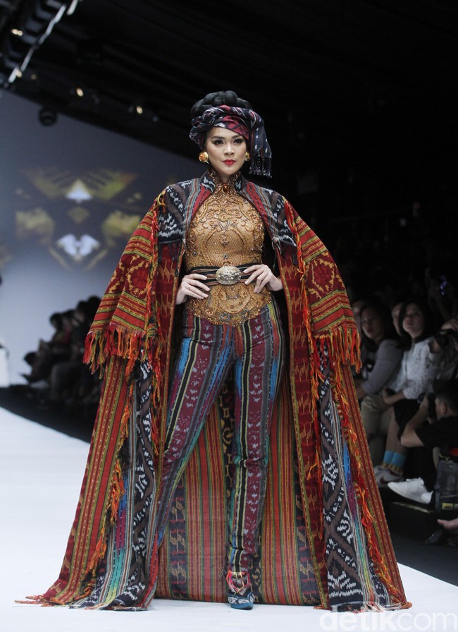 Puteri Indonesia 2016 Kezia Warouw termasuk dalam deretan selebriti yang memeriahkan fashion show Anne Avantie. Pada malam itu Anne mempersembahkan koleksi bertajuk Badai Pasti Berlalu di mana dia pertamakalinya merilis koleksi tenun. Foto: Mohammad Abduh/Wolipop
