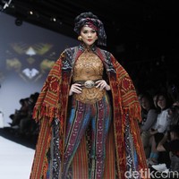 Puteri Indonesia 2016 Kezia Warouw termasuk dalam deretan selebriti yang memeriahkan fashion show Anne Avantie. Pada malam itu Anne mempersembahkan koleksi bertajuk Badai Pasti Berlalu di mana dia pertamakalinya merilis koleksi tenun. Foto: Mohammad Abduh/Wolipop