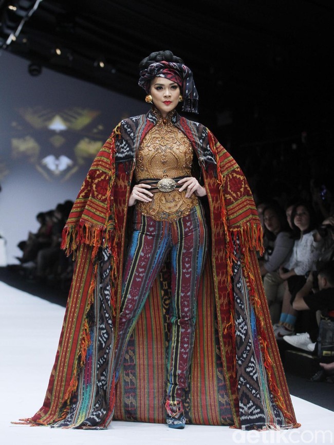 Puteri Indonesia 2016 Kezia Warouw termasuk dalam deretan selebriti yang memeriahkan fashion show Anne Avantie. Pada malam itu Anne mempersembahkan koleksi bertajuk Badai Pasti Berlalu di mana dia pertamakalinya merilis koleksi tenun. (Foto: Mohammad Abduh/Wolipop)