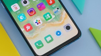 Selain itu Oppo R15x menawarkan fingerprint bawah layar. Foto: Sina Mobile