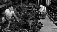 Pada 1950, pemuda Indonesia sudah mahir dalam merakit mobil.  Seperti yang terlihat di sebuah pabrik mobil ini. Horace Bristol/Three Lions/Getty Images.