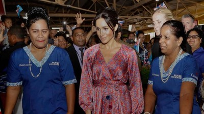 Foto: Intip Gaya Anggun Meghan Markle Saat Blusukan ke Pasar Fiji