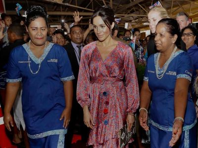 Foto: Intip Gaya Anggun Meghan Markle Saat Blusukan ke Pasar Fiji